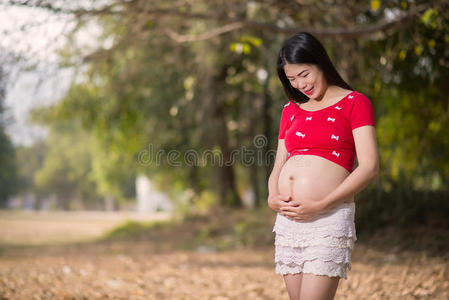 孕妇用手触摸腹部的画面