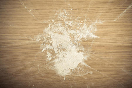 轻木桌子上的面粉。 色调