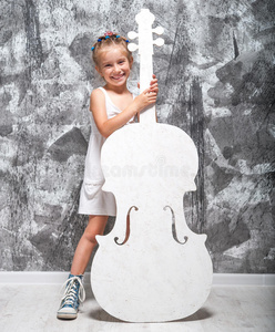 漂亮的小女孩带着大提琴
