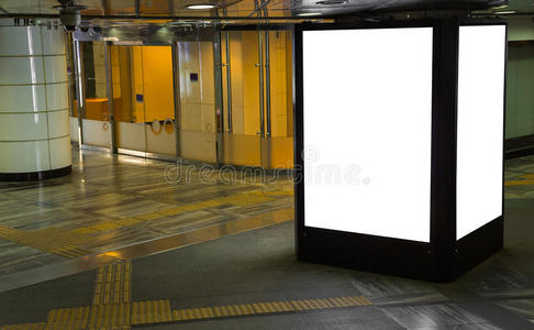 地铁站背景中的空白广告牌