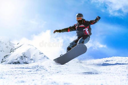 冬天从山上跳滑雪板的人