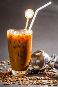 咖啡杯凉爽的冰和豆子在黑色的背景。