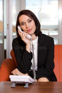 女商人用固定电话交谈，肖像