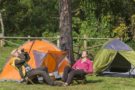 椅子 自然 乡村 在一起 露营 野餐 假期 男人 闲暇 成人