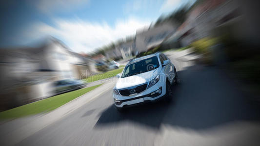 超速行驶的汽车照片