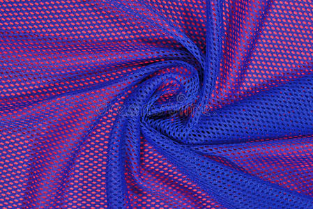 蓝色皱巴巴的无纺布在红色上照片