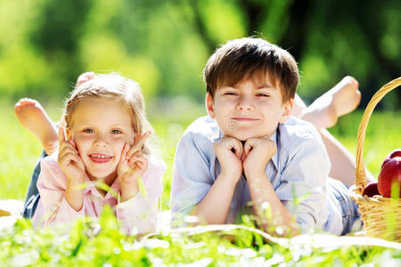小孩 夏天 外部 乐趣 家庭 活动 教育 阳光 兄弟 公园