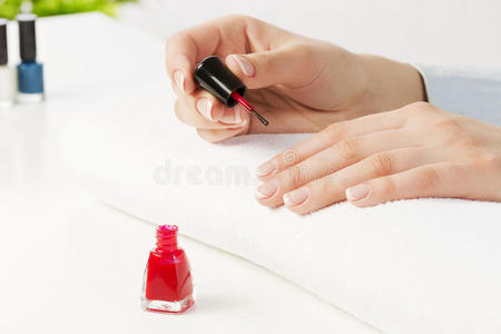 照顾 自己 美容师 指甲 手指 女孩 油漆 美丽的 特写镜头