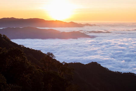 云就像高山上的大海和瀑布。 日出在DOIP