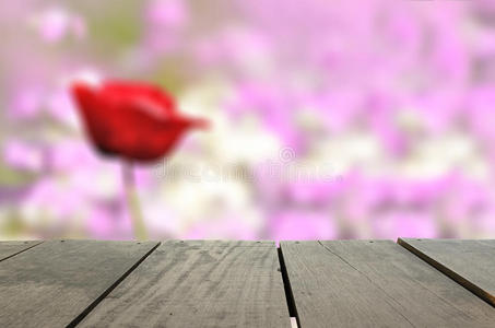 露台木材和玫瑰花的散焦和模糊图像