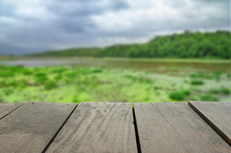 梯田木材和湖泊风景景观的散焦和模糊图像