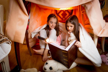女孩 手电筒 毯子 学习 躲藏 卧室 睡衣 聚会 阅读 童年