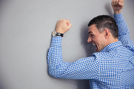 和机票愤怒的商人打苍蝇与苍蝇拍愤怒的老板向秘书显示错误年轻的美女