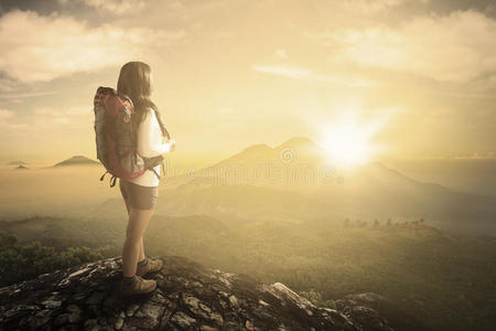 冒险 旅行 运动 复古的 自由 悬崖 高的 风景 背包客