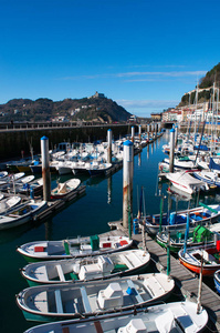 西班牙︰ 船在港口的旧城海滨的希亚圣塞巴斯蒂安湾沿海城市照片