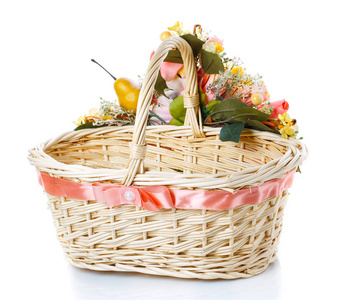 以花来庆祝复活节在白色背景上的篮子照片