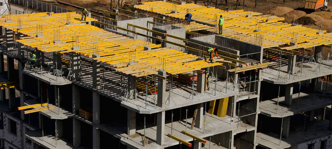 建筑工人安装在建筑物上安装水平模板施工现场照片