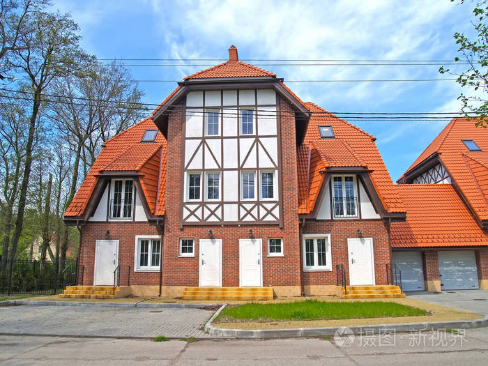 在红瓦屋顶下新联排别墅的片段