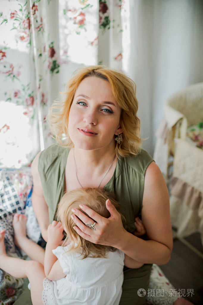 成人 她想在网上搜索母乳销售商,奶妈却发现有些人的服务母乳价格