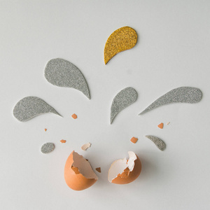 卵壳与银色和金色的水花图片