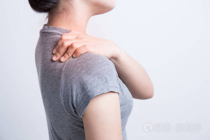 白色背景上的肩痛的女人
