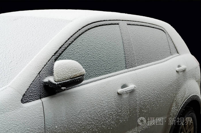 洁白的雪花在车上