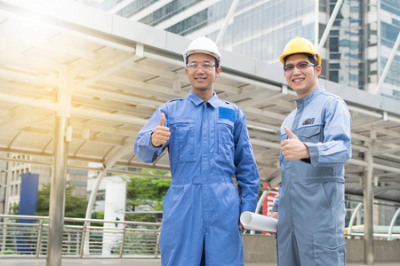 工程师和建筑师在建筑工地工作图片