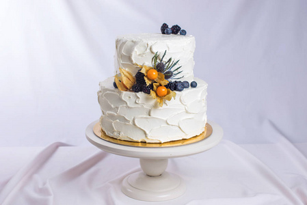 两层的白色奶油蛋糕装饰着浆果图片