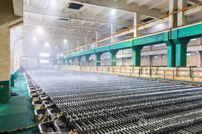 锌电积车间特写