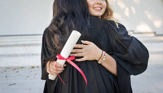 毕业的大学生拥抱图片
