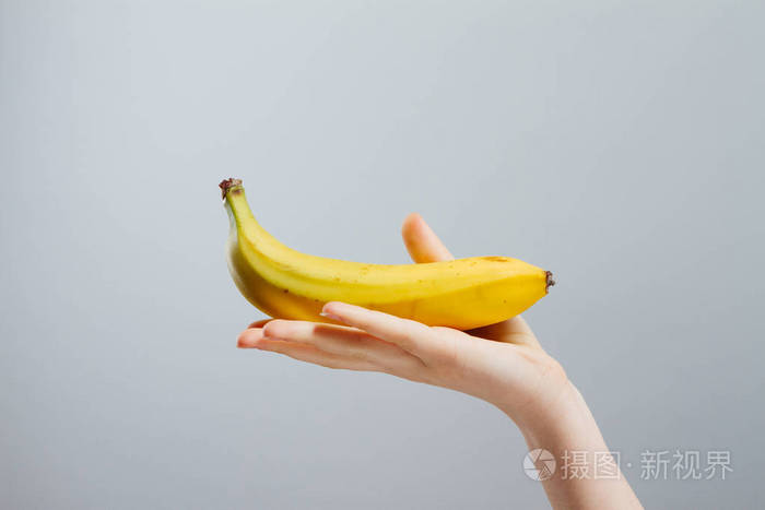 手抓着一根香蕉的指甲上涂