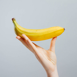 一根香蕉的女孩图片