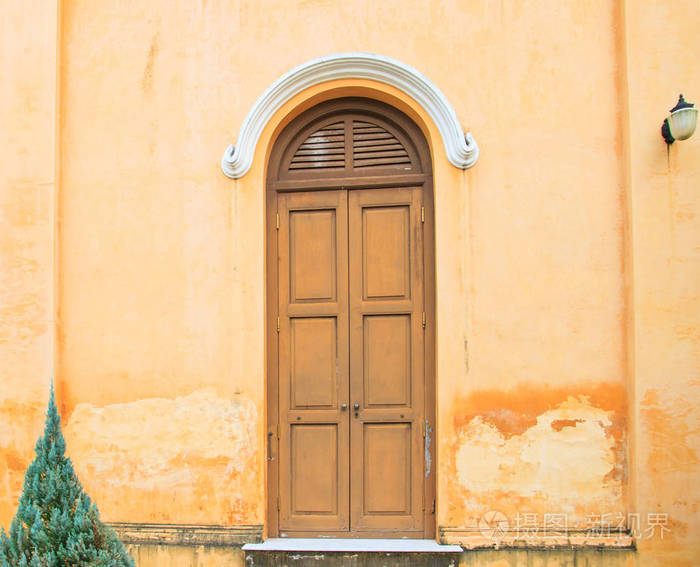 与老黄墙的老式门
