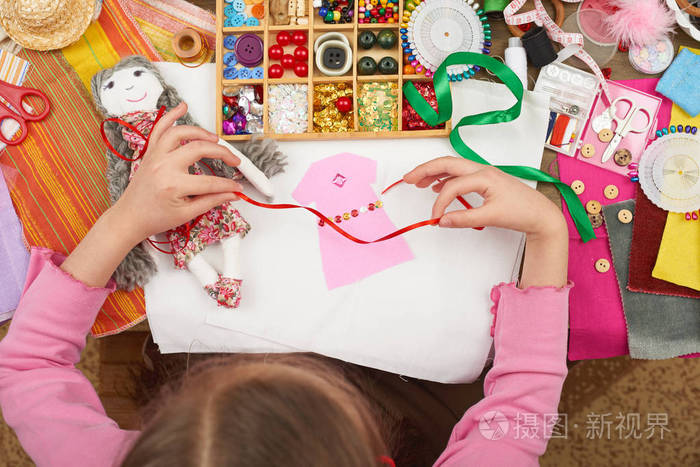 女孩缝娃娃的衣服,顶视图,缝纫配件顶视图,裁缝工作场所,许多人反对做