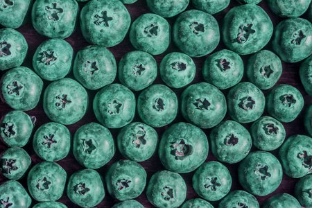 清新绿色色调的大蓝莓图片