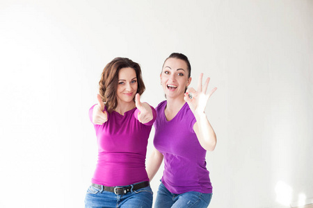 两个女人的紫色衣服显示手指图片