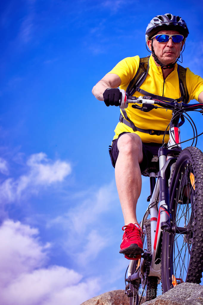 骑自行车的人在夏天在晴朗的一天在山中旅行的人