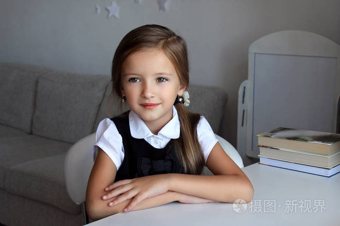 在家里,阅读室内可爱的小女孩在图书馆学习的小女孩