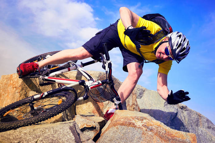 骑自行车的人在夏天在晴朗的一天在山中旅行的人