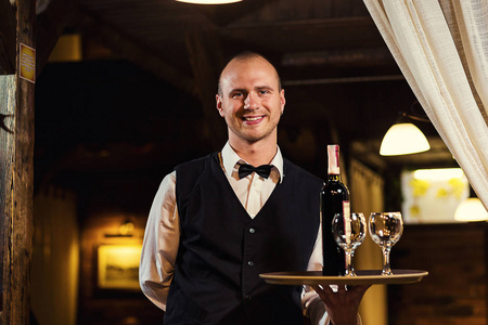 上酒服务员图片