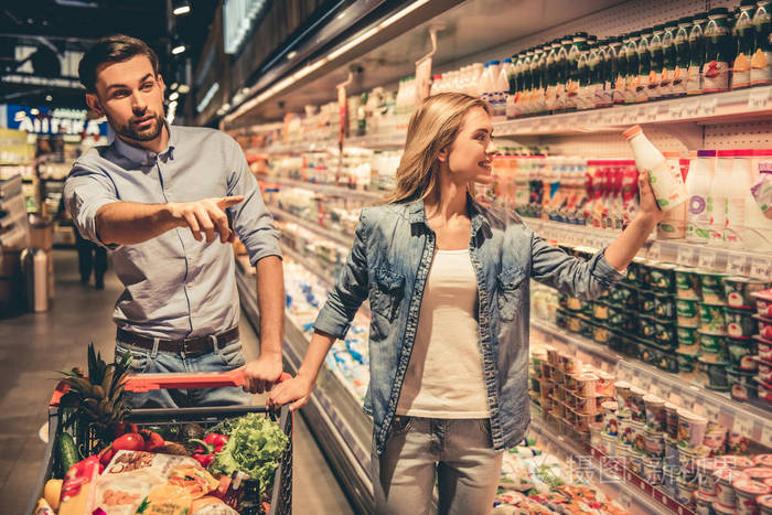 在超市里的情侣