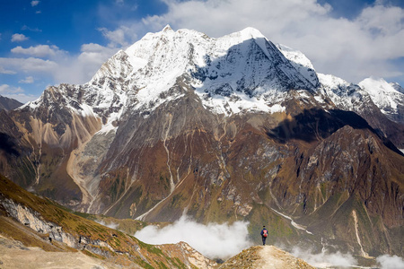 马纳斯卢峰电路谷跋涉在尼泊尔图片