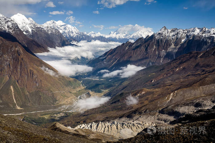 在尼泊尔境内的马纳斯卢峰谷查看