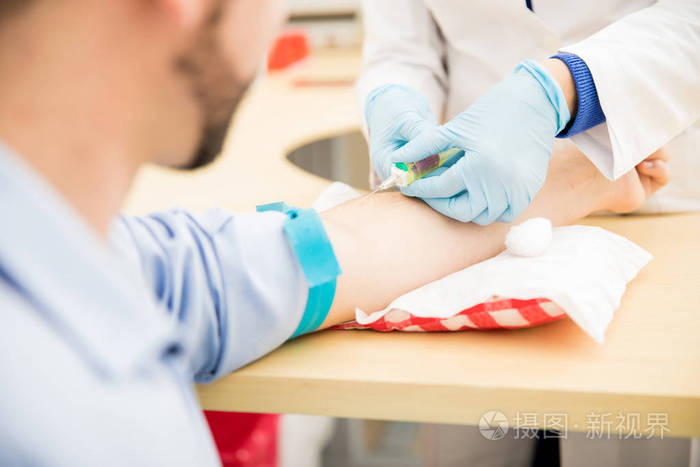 角度来看男性病人让正在抽血