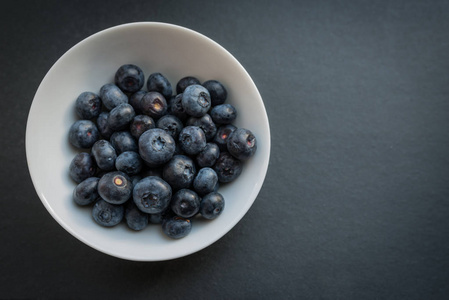 在白色杯蓝莓插画