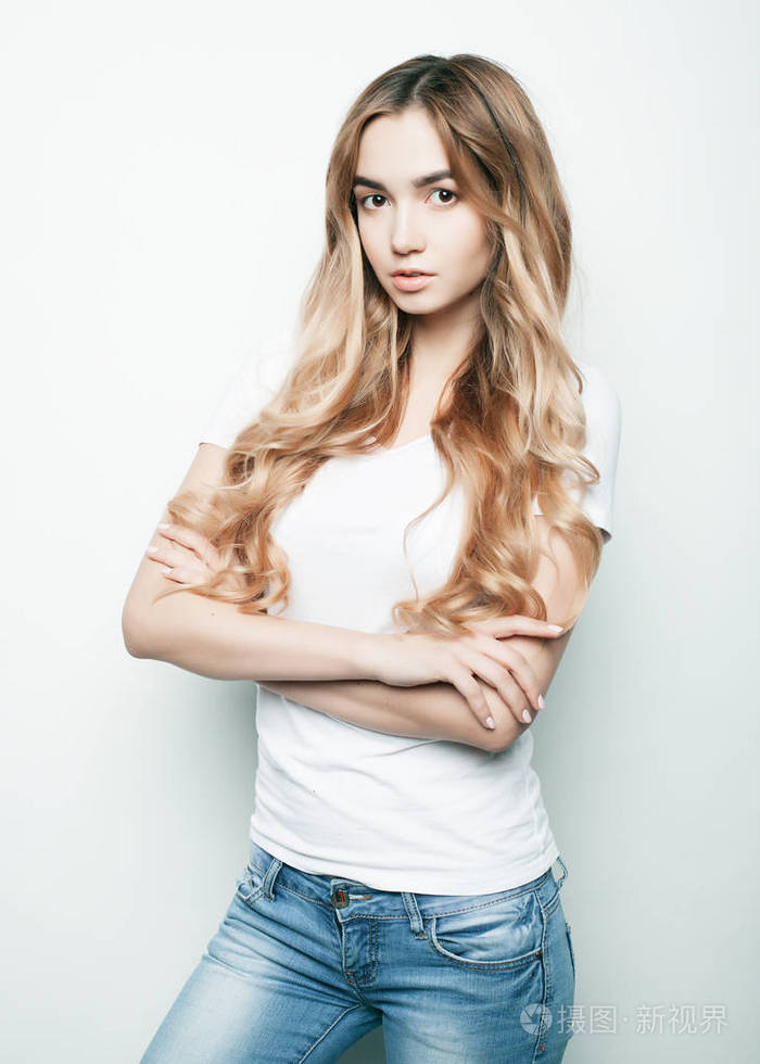 生活方式和人们观念: 年轻的可爱的微笑的卷毛的女孩