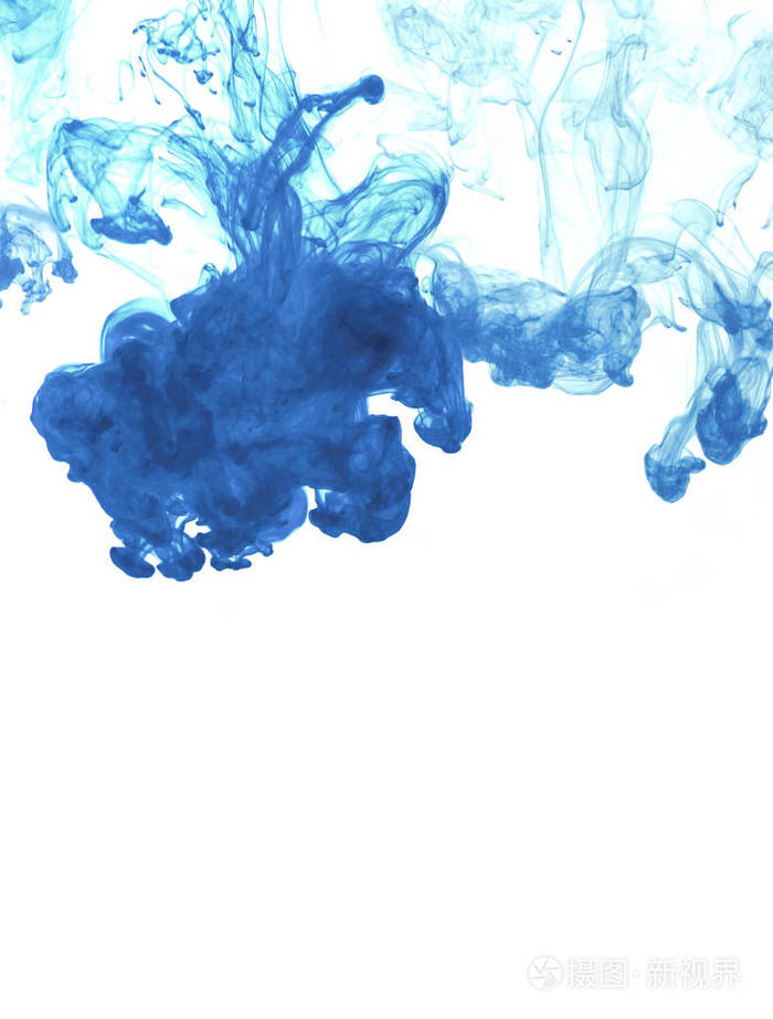 用蓝色墨水在水中的白色背景