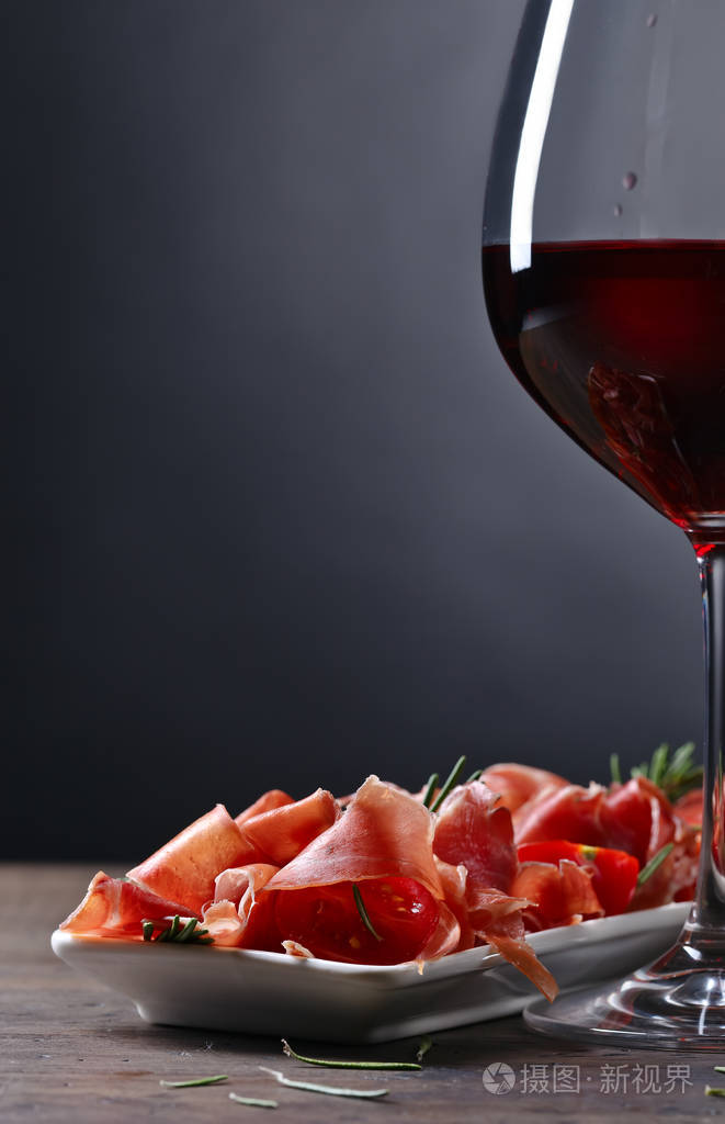 火腿与迷迭香和杯红酒