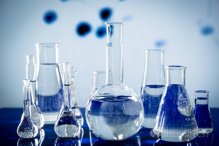 实验室设备，大量充满丰富多彩的液体的玻璃