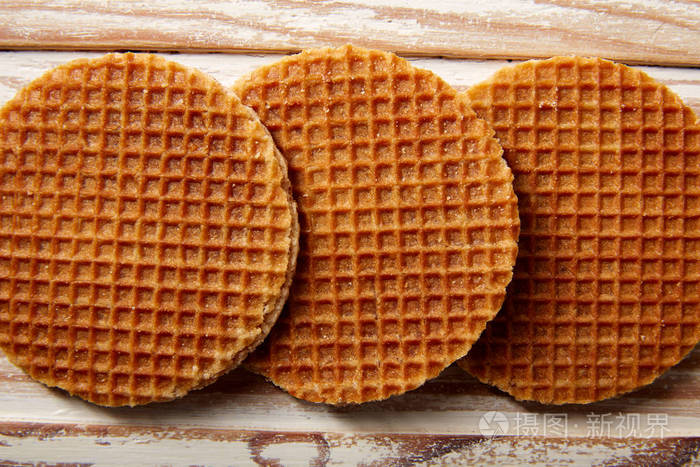 金色的华夫格晶圆饼干在行